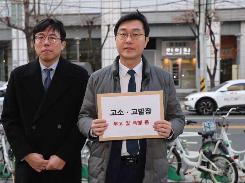 장경태 더불어민주당 의원이 지난 2일 오전 서울 종로구 서울경찰청 민원실에서 고소인을 무고 및 폭행 등으로 고소·고발 전 입장을 밝히고 있다. /뉴스1