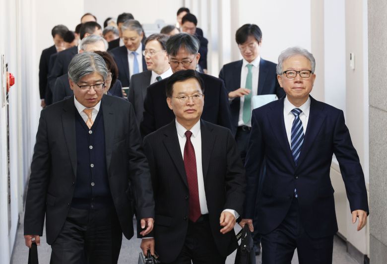 5일 전국법원장회의가 열린 서울 서초구 대법원에서 법원장들이 회의장을 향하고 있다./박성원 기자