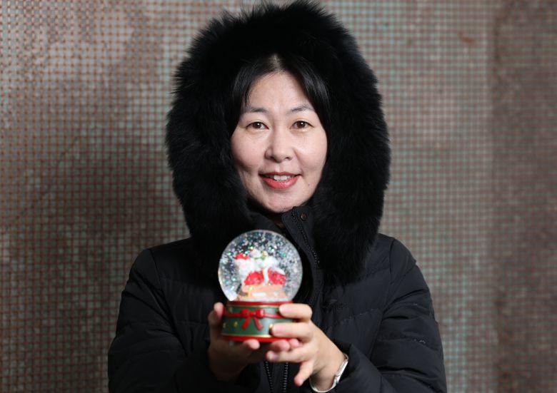 서울 종로구 서울기상관측소에서 김규민 소장이 스노우볼을 들고 서 있다. 서울 첫눈은 이곳의 육안 관측이 기준이다. 김 소장은 “지난해 11월 27일 첫눈(18cm)은 못 잊을 것”이라고 했다. /장경식 기자