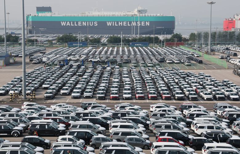 지난 10월 30일 경기 평택시 포승읍 평택항에 수출용 차량이 세워져 있는 모습. /뉴스1