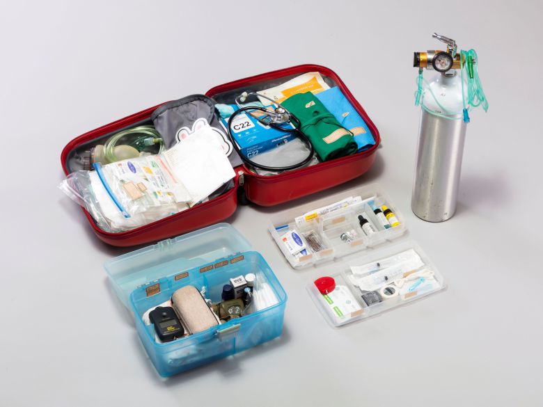 40년 넘게 자연 분만을 도와온 조산사의 출장 가방. 김옥진 소장. 2010년대. 탯줄 가위, 집게, 청진기, 체온계, 혈압계, 멸균 장갑, 태반 봉투 등이 들어있으며, 임산부를 찾아가 분만을 도울 때 사용된다. /국립민속박물관