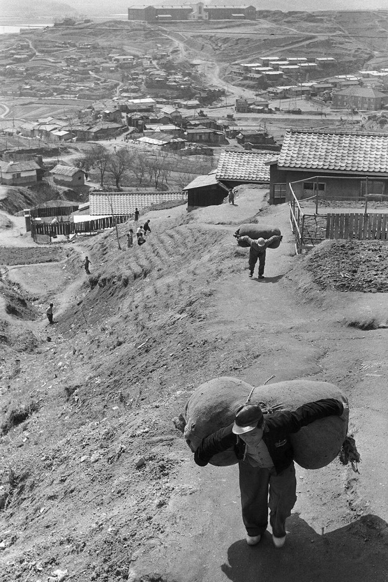 얼마나 무겁고 힘들까, 일꾼들의 고된 노동의 모습 만큼 황량한 서울의 풍경이 아련한 마음이 들게 한다. 그런데 이곳은 현재 100억원이 넘는 초고가 주택들이 있다는 서울 용산구 한남동이다. ./©한영수_서울 한남동 1956-1959