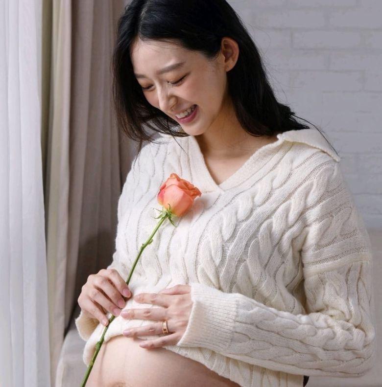 메이플은 최근 자신의 소셜미디어에 만삭 화보를 공개했다. /카카오톡