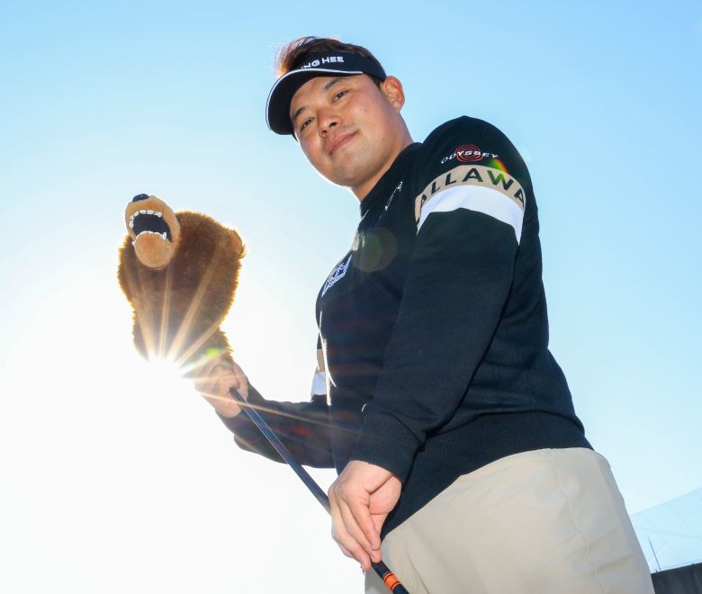 박성원 기자이승택이 지난달 18일 경기도 성남의 한 골프장에서 자신의 별명 ‘불곰’ 모양 헤드 커버를 끼운 드라이버를 들고 포즈를 취했다. 커버는 국내 투어 활동 시절 팬승택이 지난달 18일 경기도 성남의 한 골프장에서 자신의 별명 ‘불곰’ 모양 헤드 커버를 끼운 드라이버를 들고 포즈를 취했다. 커버는 국내 투어 활동 시절 팬으로부터 받은 선물이다.