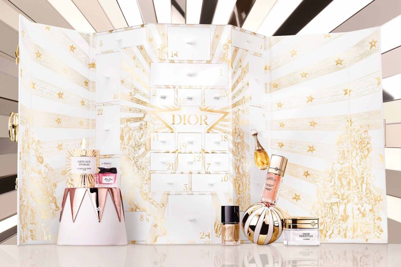 올해 판매된 디올의 어드벤트 캘린더로, 가격은 99만원이다. "캘린더 내부에 자리한 24개의 공간에는 향수, 메이크업, 스킨케어 제품, 캔들 등 다양한 아이템이 담겨 있다"고 소개하고 있다./디올