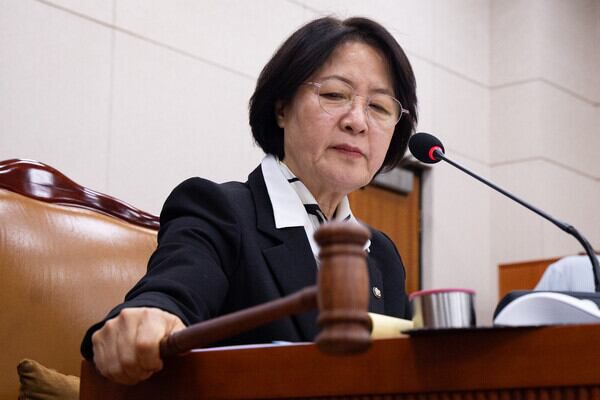 추미애 국회 법제사법위원장이 3일 서울 여의도 국회에서 열린 제429회 국회(정기회) 법제사법위원회 제16차 전체회의에서 의사봉을 두드리고 있다. photo 뉴스1