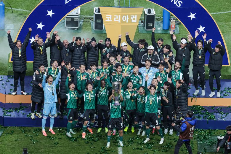 프로축구 전북 현대 선수단이 6일 광주FC를 꺾고 코리아컵에서 우승한 후 트로피를 들고 있다. /대한축구협회