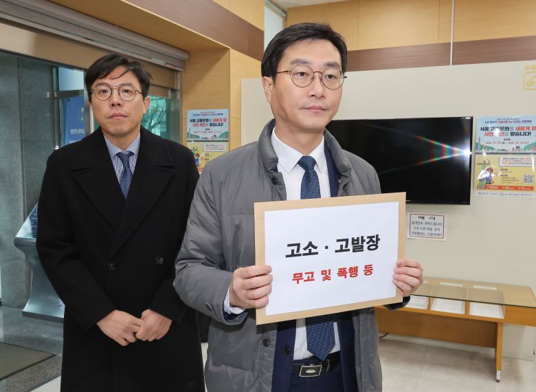 더불어민주당 장경태 의원이 2일 오전 자신을 성추행 의혹으로 고발한 고소인을 무고 및 폭행 등으로 고소·고발하기 위해 서울경찰청 민원실을 방문, 고소, 고발장을 접수하고 있다./뉴스1