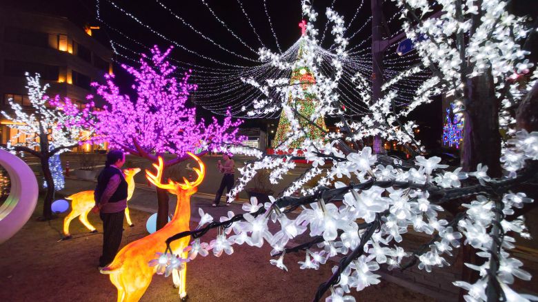1일 광주 남구 양림동 펭귄마을에 2025 양림&크리스마스 축제가 시작되면서 성탄트리가 불을 밝혔다./김영근 기자
