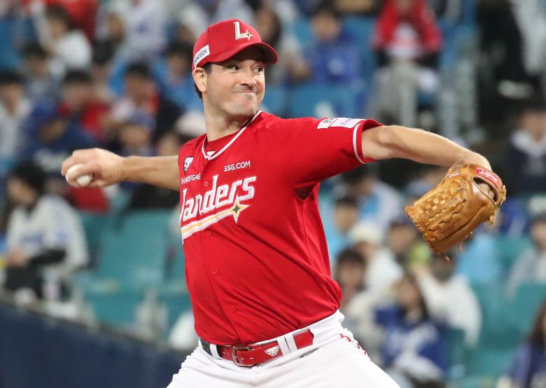 지난 10월 삼성과의 프로야구 준플레이오프 3차전에 선발로 나선 SSG 앤더슨. /뉴스1