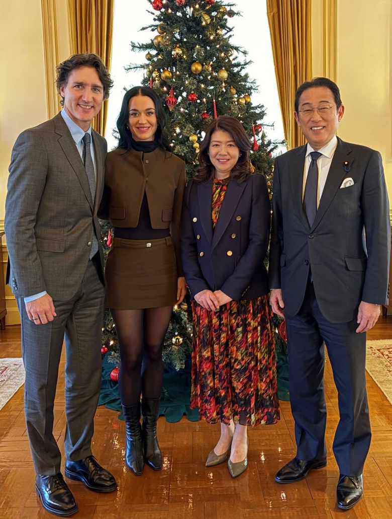 (왼쪽부터) 쥐스탱 트뤼도 전 캐나다 총리, 케이티 페리, 기시다 유코, 기시다 후미오 전 일본 총리가 일본 도쿄에서 만나 사진 촬영을 하고 있다. /X(옛 트위터)