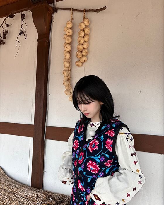 걸그룹 ‘에스파’의 카리나가 김장 조끼를 입고 있는 모습. /인스타그램