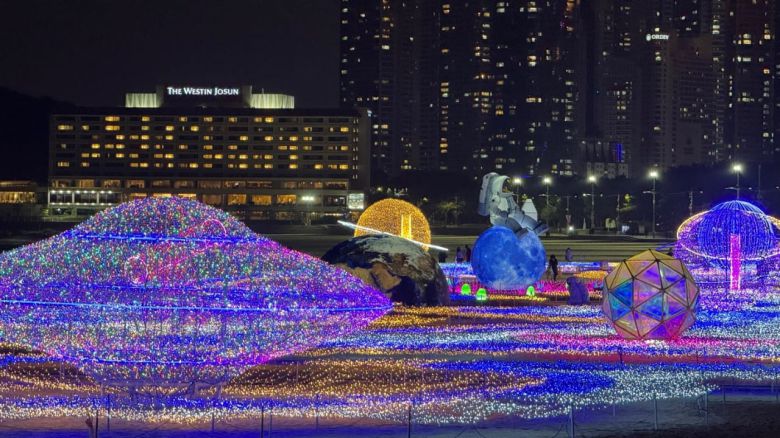 '해운대 빛 축제'가 열리는 해운대해수욕장 해변은 우주 공간을 옮겨놓은 듯한 조명들로 꾸며놓았다. 연말에 전국 각지에서 열리는 빛 축제는 12월이 주는 보너스같다. / 해운대구