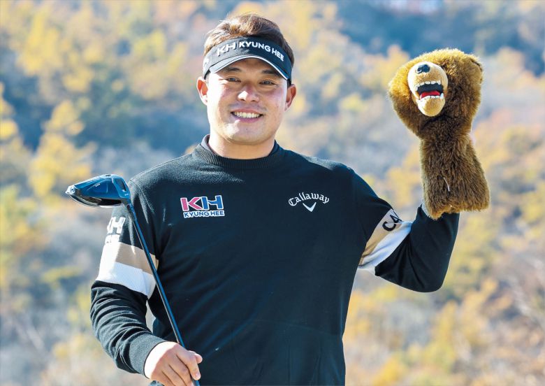 박성원 기자불곰 모양 헤드 커버 들고 스마일   내년 미 PGA 투어 데뷔를 앞두고 매일 10시간씩 훈련 중인 이승택이 지난달 18일 경기도 성남의 한 골프장에서 자신의 별명 ‘불곰’ 모양 드라이버 헤드 커버를 들고 포즈를 취했다. 그는 “미국 2부 투어에서 겪은 갖가지 시행착오가 PGA 투어 첫 우승을 위한 자양분이 될 것”이라고 했다.