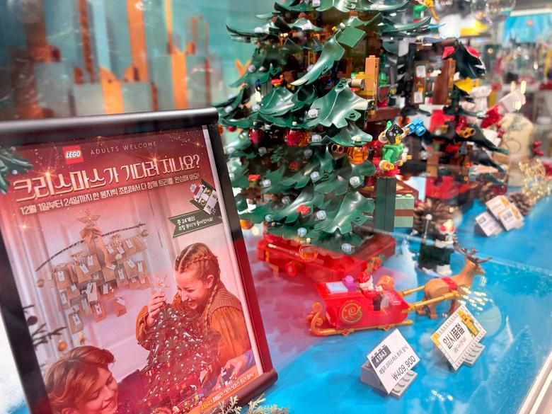 서울 잠실의 대형 쇼핑몰에 진열된 크리스마스 트리 모양 레고. 광고 전단에 '12월 1일부터 24일까지 한 봉지씩 조립하라'는 문구가 담긴 이 상품은 품절 상태다. /이옥진 기자