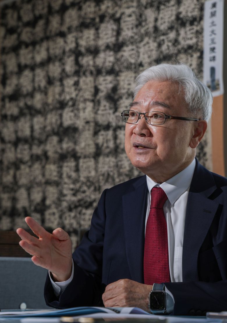 김석동 전 금융위원장이 "현재의 고환율은 우리 경제가 감내할 수 있는 수준을 넘어섰다"면서 "정부는 외환거래법에 규정돼 있는 '비상조치권(safeguard)'을 포함해 시장에 강력한 시그널을 던져야 한다"고 말했다/장련성 기자