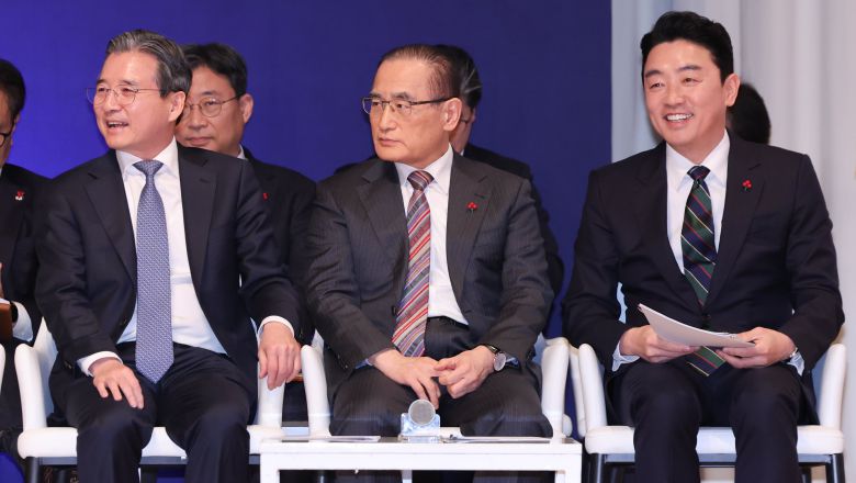 김용범 정책실장(왼쪽부터), 위성락 국가안보실장, 강훈식 대통령 비서실장이 7일 서울 용산 대통령실 청사에서 열린 '이재명 정부 출범 6개월 성과 간담회'에 참석해 있다./뉴스1