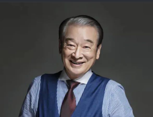 사람은 크게 세 부류라고 이순재는 말했다. 꼭 있어야 할 사람, 있으나 마나 한 사람, 있어서는 안 되는 사람. 한국 사회에 꼭 있어야 할 사람이 되겠다는 생각이 그를 만들었다. 대학 전공은 철학. 지도교수 말마따나 ‘연극도 잘하면 철학’이다.