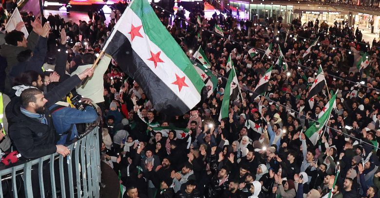 시리아 반군이 수도 다마스쿠스를 점령하면서 사실상 13년간 이어진 내전에 종지부를 찍은 가운데 2024년 12월 8일(현지시간) 스웨덴 스톡홀름시티역 광장에 모인 시리아인들이 아사드 정권 붕괴에 환호하고 있다./뉴스1