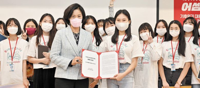 어셈블이 외교부 제27차 유엔기후변화협약 당사국총회(COP27) 정부 대표단에 기후위기 대응과 아동 참여권 보장을 촉구하는 입장문을 전달하고 있다.