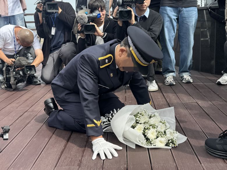 '이재석 경사 순직 사건' 담당 팀장 A경위가 지난 9월 22일 이 경사의 유족 앞에서 무릎을 꿇고 있다./뉴스1