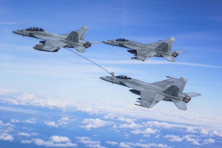 2022년 1월22일, 트루먼 항모에 배속된 F/A-18F가 F/A-18E(單座)에 공중 급유를 하고 있다. /미 해군 자료 사진