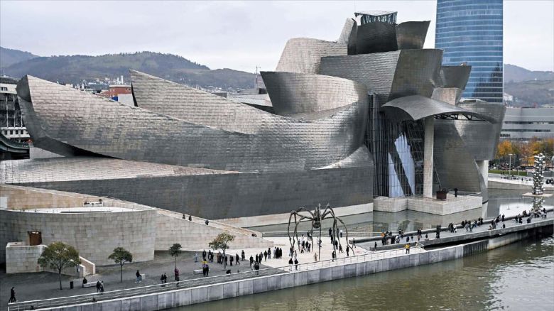 AFP 연합뉴스프랭크 게리가 설계한 스페인 빌바오 구겐하임 미술관. 일반적인 건축에 쓰이는 기둥과 지지대(보) 없이 유기적이고 자유로운 곡선형태로, 물고기들이 헤엄치는 데서 영감을 얻었다고 한다.
