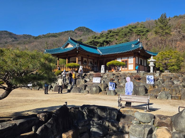 지난 6일 배우 신성일이 마지막 10년을 보낸 경북 영천시 괴연동의 청기와 한옥에서 관광객들이 기념 사진을 찍고 있다. 한옥 주위에 그의 출연작 사진을 담은 패널과 전신 모형이 전시돼 있다./신정선 기자