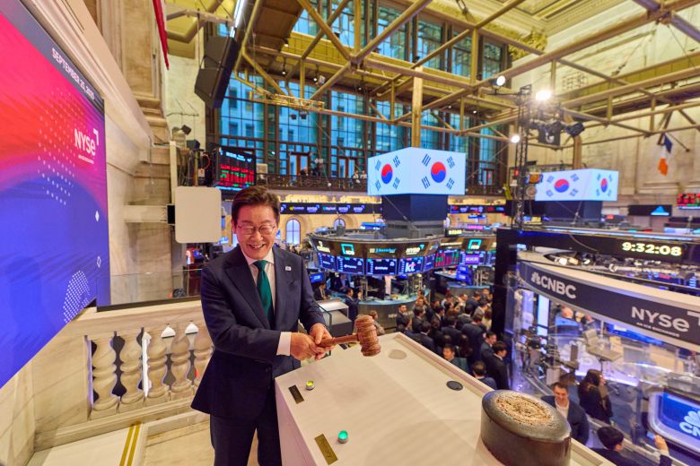 이재명 대통령이 9월 25일(현지시간) 미국 뉴욕 증권거래소를 방문해 개장 벨 앞에서 기념촬영을 하고 있다./대통령실