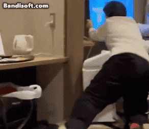 규모 7.5의 지진이 발생한 지난 8일 일본의 한 가정집에서 TV와 집기들이 흔들리는 모습./스레드