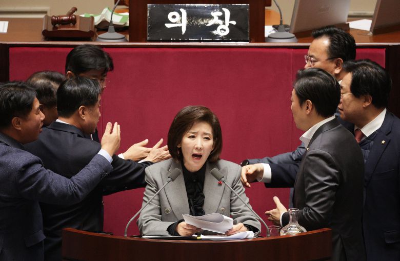 나경원 국민의힘 의원이 9일 서울 여의도 국회에서 열린 제429회국회(정기회) 제16차 본회의에서 가맹사업거래의 공정화에 관한 법률 일부개정법률안에 대한 무제한 토론(필리버스터)을 하는 가운데 여야 의원들이 충돌하고 있다. /뉴스1