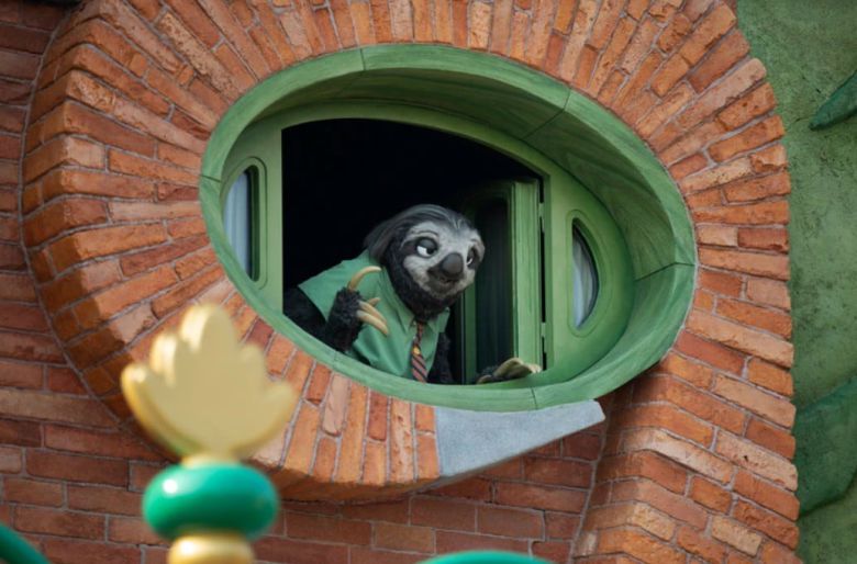 상하이 디즈니랜드 주토피아 테마구역에서 볼 수 있는 나무늘보 캐릭터 '플래시'./Disney Parks Blog