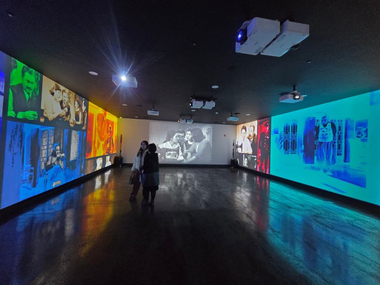 지난 6일 경북 영천 괴연동 신성일기념관의 미디어아트 전시를 관람객들이 둘러보고 있다./신정선 기자