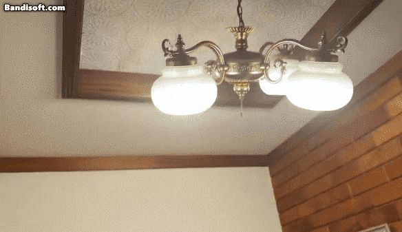 규모 7.5의 지진이 발생한 지난 8일 일본의 한 가정집 천장 조명이 흔들리는 모습./엑스(X·옛 트위터)