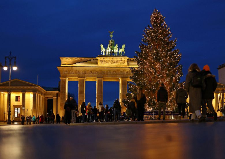 12월 8일 독일 베를린 브란덴부르크 문 앞 광장에 설치된 크리스마스 트리. /로이터 연합뉴스
