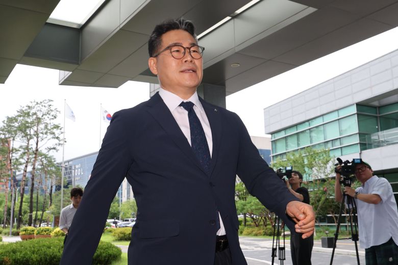 백해룡 전 영등포경찰서 형사과장(경정)이 지난 7월 임은정 동부지검장과 비공개 면담을 위해 서울 송파구 서울동부지방검찰청으로 들어서고 있다./뉴시스