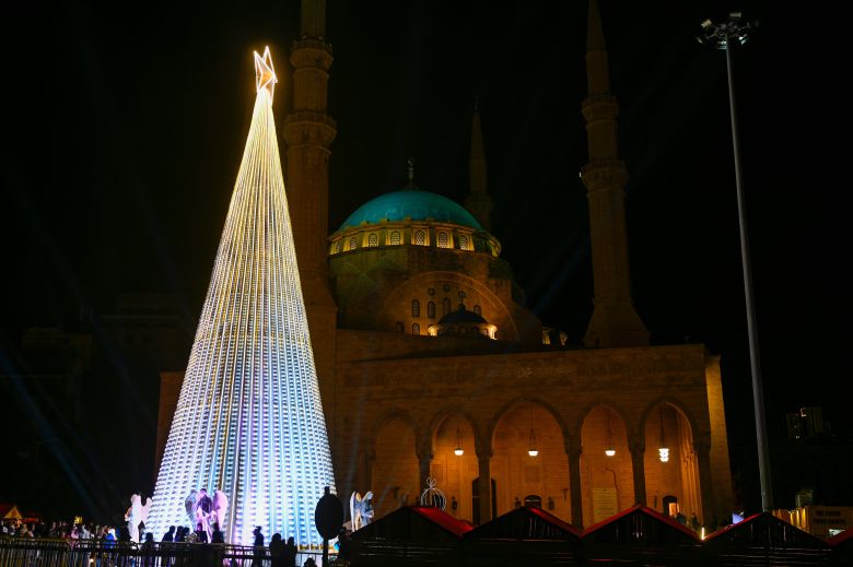 12월 7일 레바논 베이루트 무함마드 알아민 모스크 옆에서 크리스마스트리 점등식이 공식적으로 열렸다. 베이루트는 중동에서 가장 종교적으로 다양한 도시 중 하나로 대규모 기독교 및 무슬림 공동체가 공존한다./EPA 연합뉴스