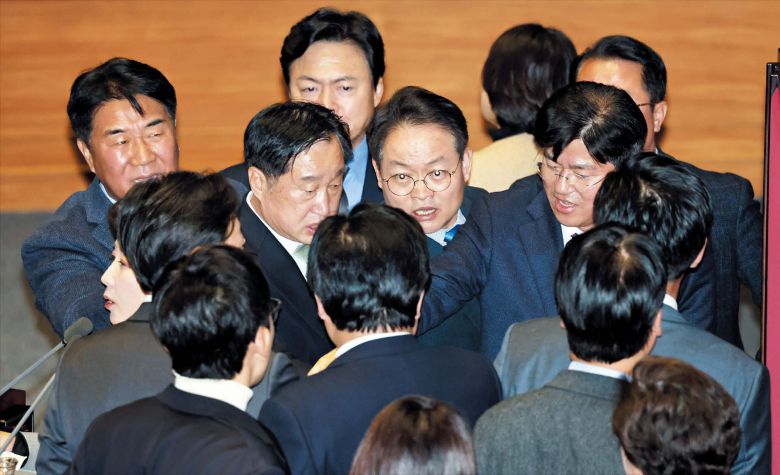 정기국회 마지막 날도 난장판  9일 오후 국회 본회의에서 국민의힘 나경원 의원의 필리버스터(무제한 토론을 통한 합법적 의사 진행 방해)가 우원식 국회의장의 제지로 중단되자 여야 의원들이 발언대로 나와 고성을 주고받고 있다./뉴스1