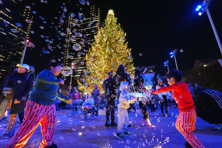 12월 2일 텍사스주 포트워스 선댄스 스퀘어 광장에서 열린 크리스마스 트리 점등식에서 어린이들이 거품 놀이를 하고 있다./AP 연합뉴스