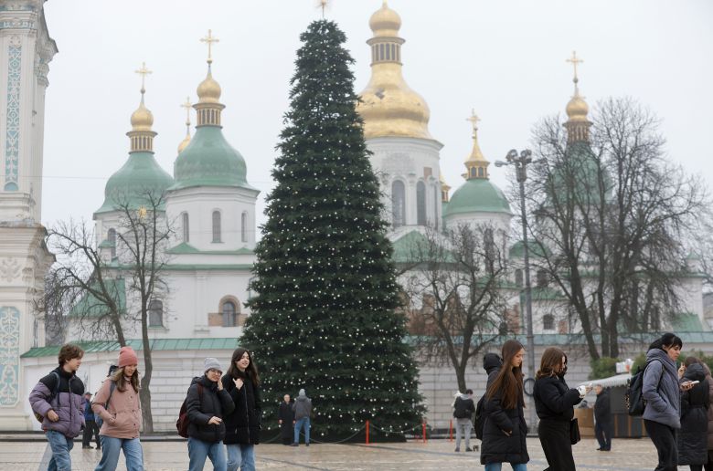 12월 1일 러시아와의 전쟁을 계속하고 있는  우크라이나 수도 키이우의 성 소피아 대성당 앞에 설치된 크리스마스 트리. 우크라이나는 그레고리력에 따라 12월 25일 크리스마스를 세 번째로 맞이할 예정이다. 우크라이나 대통령은 2023년 공식 크리스마스 휴일을 1월 7일(정교회 전통)에서 12월 25일로 변경하는 법안에 서명했다./ EPA 연합뉴스