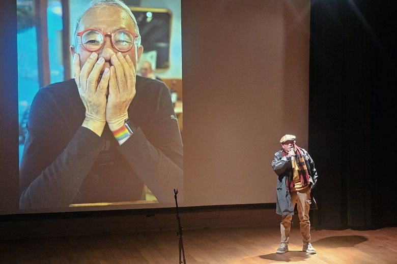 김우옥(91) 연출가는 이날 '김우옥쇼' 마지막 노래 '마이 웨이'를 부를 때, 그의 트레이드 마크라 할 헌팅 캡과 머플러를 한 채 무대 뒤로 퇴장하다 마치 연극배우처럼 갑자기 관객을 향해 돌아서며 마지막 부분을 열창했다. 그가 91세에 처음으로 연 노래 콘서트 '김우옥쇼'. /이태훈 기자