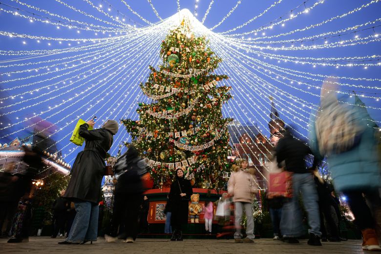 12월 2일 러시아 모스크바 마네즈나야 광장에 설치된 크리스마스 트리./AP 연합뉴스