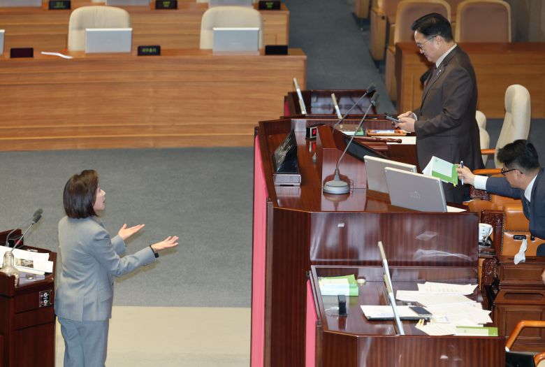 9일 오후 서울 여의도 국회 본회의에서 우원식 국회의장이 국민의힘 나경원 의원의 무제한 토론(필리버스터)중 의제와 벗어난 토론을 한다며 마이크를 끄자 나경원 의원이 항의하고 있다./박성원 기자
