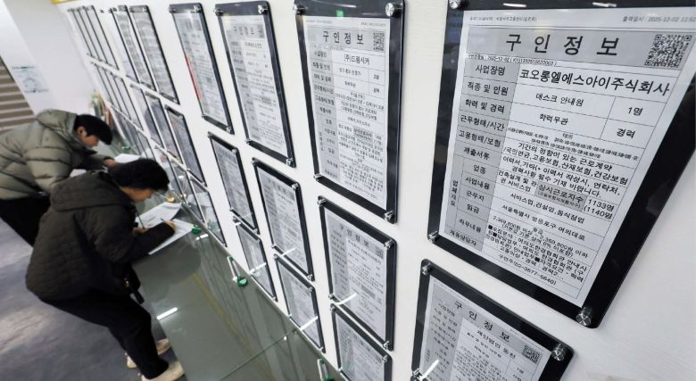 장경식 기자내 일 없는 내일이 두려워요  10일 서울 마포구 서부고용복지플러스센터에 구인 정보가 붙어 있는 가운데, 구직자들이 서류 작성을 하고 있다. 이날 국가데이터처는 ‘11월 고용 동향’에서 지난달 15세 이상 취업자는 작년 같은 달보다 22만5000명 늘었지만, 15~29세 청년층 취업자는 17만7000명 줄었다고 밝혔다.