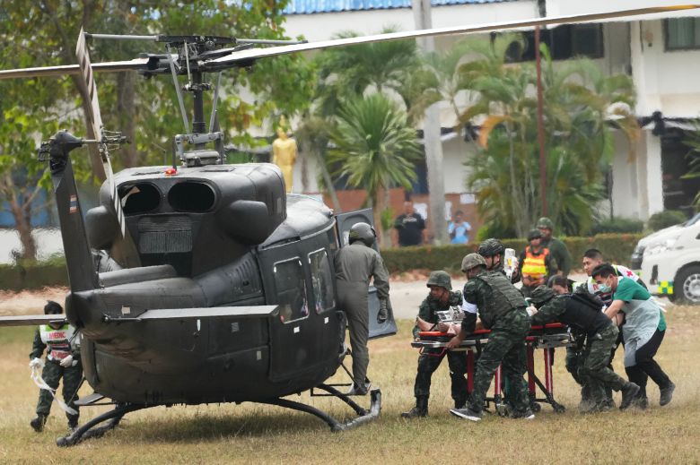 지난 10일 캄보디아와의 교전으로  부상당한 태국 군인이 헬기로 이송되는 모습./ AP연합뉴스