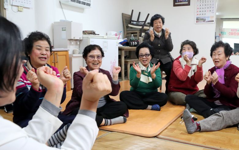 10일 전남 순천의 한 경로당. 순천시문화건강센터 직원들이 경로방을 방문, 정신건강을 위한 프로그램을 진행하고 있다/김영근 기자