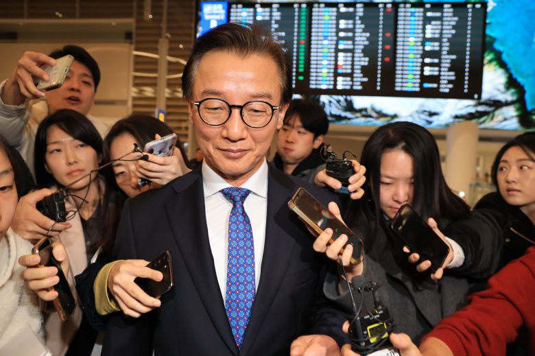 통일교로부터 금품을 수수했다는 의혹을 받는 전재수 해양수산부 장관이 11일 오전 인천국제공항 제2터미널을 나서며 취재진의 질문에 답하고 있다. 이날 전 장관은 관련 의혹을 전면 부인하고, 장관직을 내려놓는다고 밝혔다. /박성원 기자