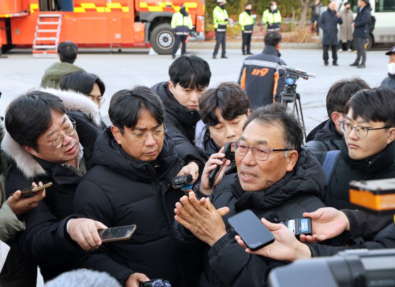 광주대표도서관 신축 공사장 붕괴 사고 이틀째인 12일 광주 서구 치평동 현장 앞에서 한 실종자 가족이 사고와 관련해 기자들에게 말하고 있다. /연합뉴스