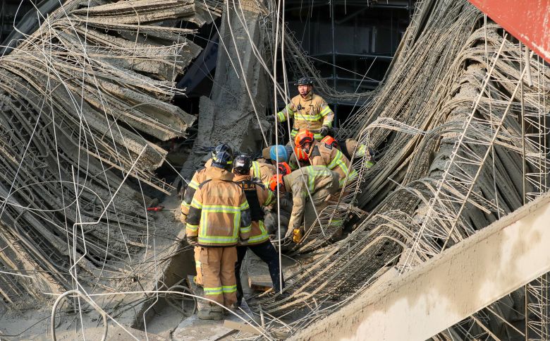지난 11일 광주 서구 광주대표도서관 공사현장 붕괴사고로 작업자들이 매몰되는 사고가 발생해 소방대원들이 구조작업을 벌이고 있다. /김영근 기자