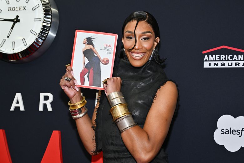 지난 11일 타임지 선정 2025년 '올해의 선수'에 뽑힌 에이자 윌슨이 행사에 참석해 자신이 표지로 등장한 잡지를 들고 웃고 있다. /AP 연합뉴스